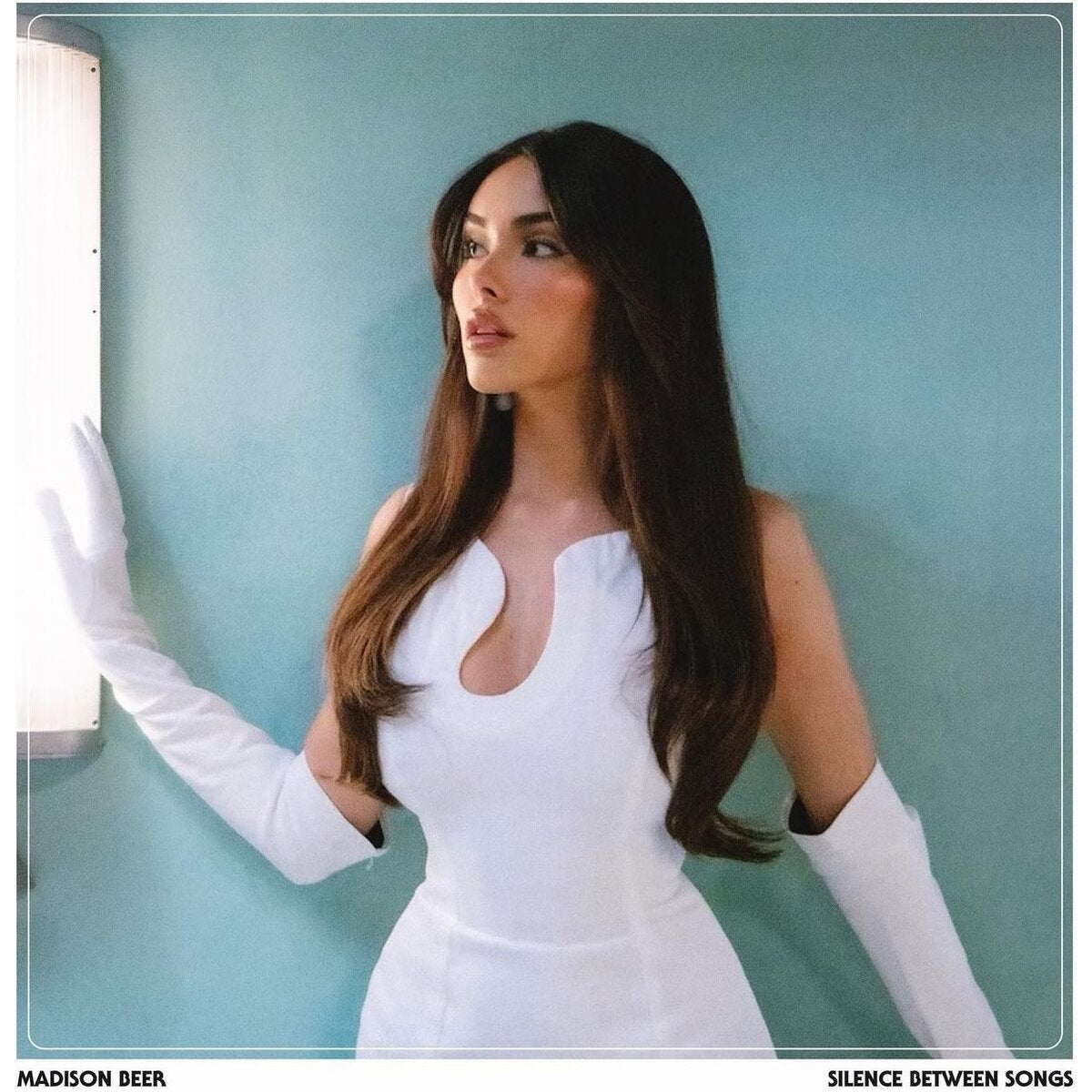 Madison Beer — Silence Between Songs - Blanc